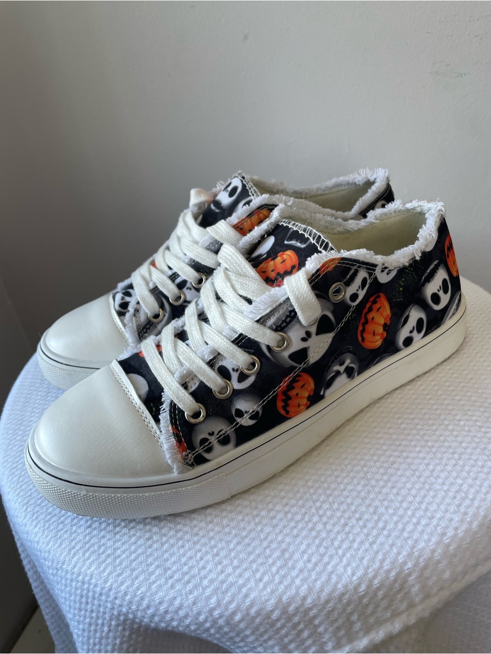 Spooky Skull and Pumpkin Canvas Sneakers - Size 38 - 7,5 - Picture 4 of 6